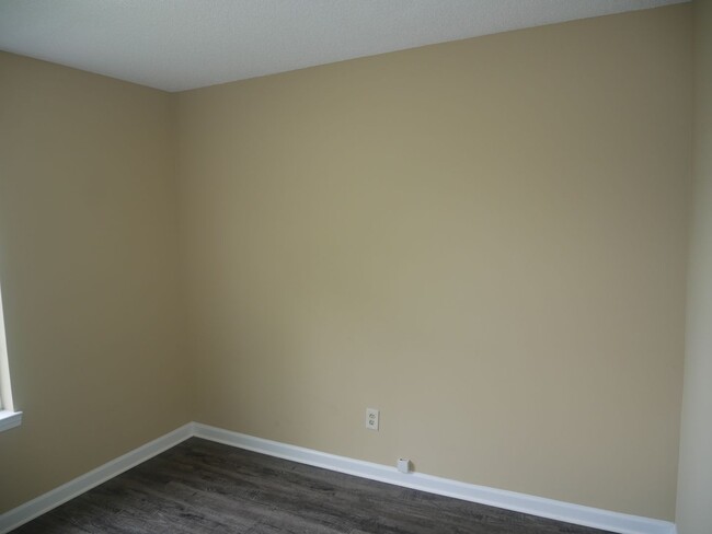Building Photo - 2885 Waverly Dr