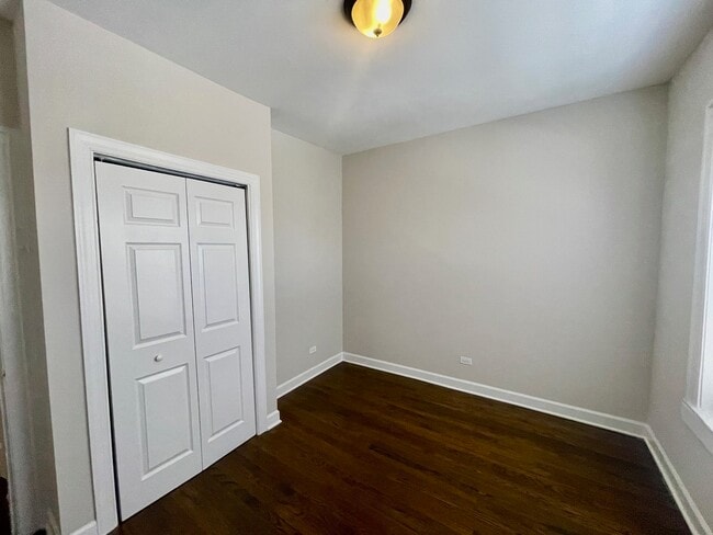 Building Photo - 1351 W Touhy Ave