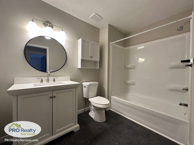 Building Photo - 2 Bedroom Townhome **Half Off March's Rent with a March 2026 Move In**