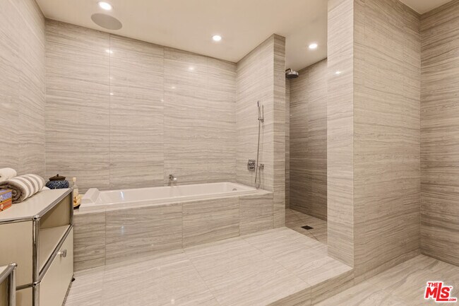 Building Photo - 329 Westbourne Dr