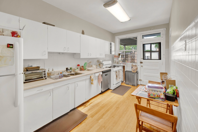 Building Photo - 3 bedroom in Chicago IL 60626