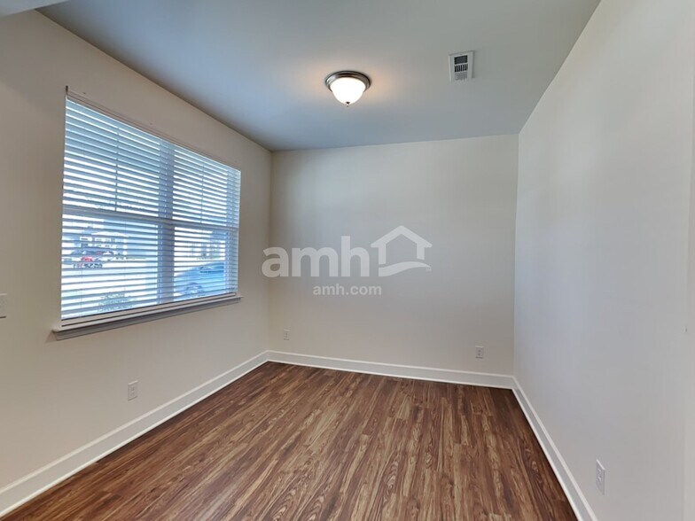 Building Photo - 3035 Esquire Dr