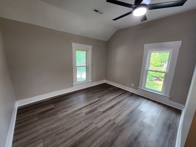 Building Photo - Spacious 5-Bedroom, 2-Bathroom Home AVAILA...