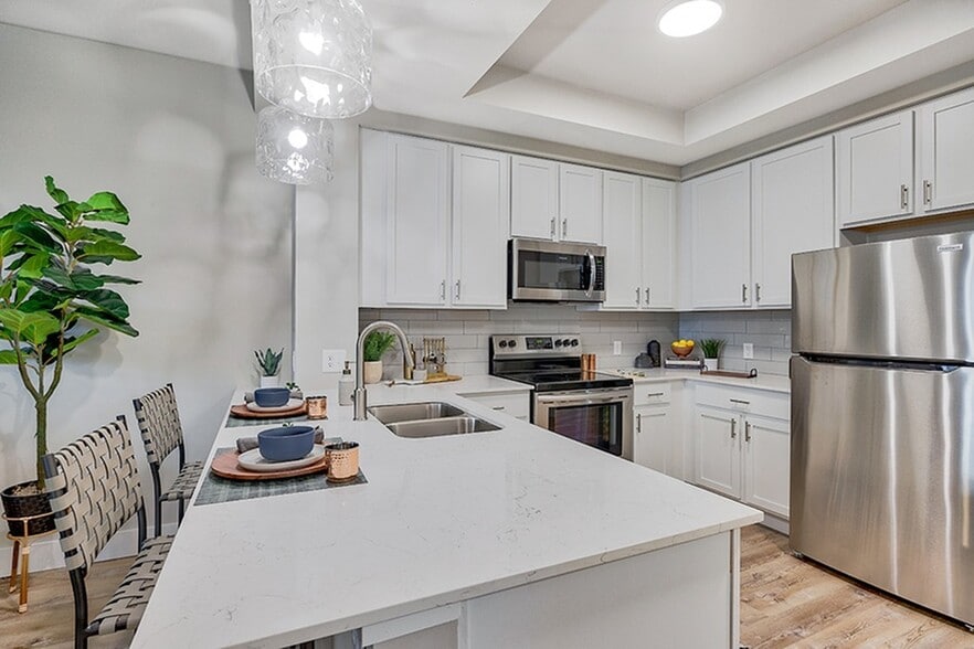 Building Photo - Charlotte Commons