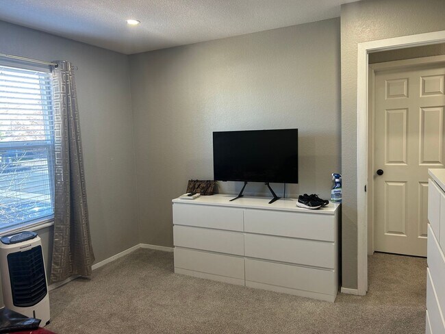 Building Photo - Single Family 3 bedroom, 1.5 bath