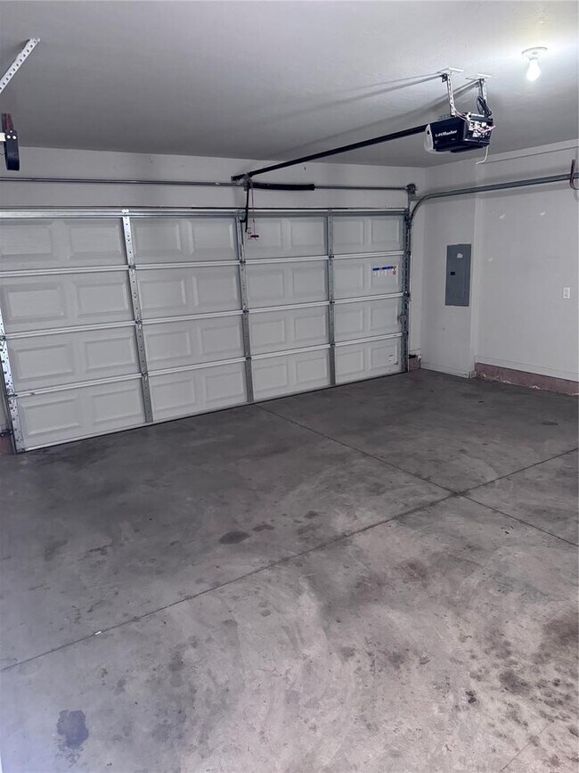 Building Photo - 2201 Buena Vida Ln