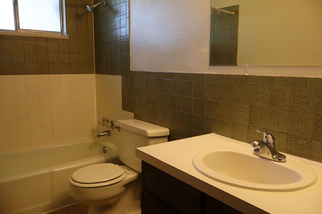 Building Photo - 1604 Larch St