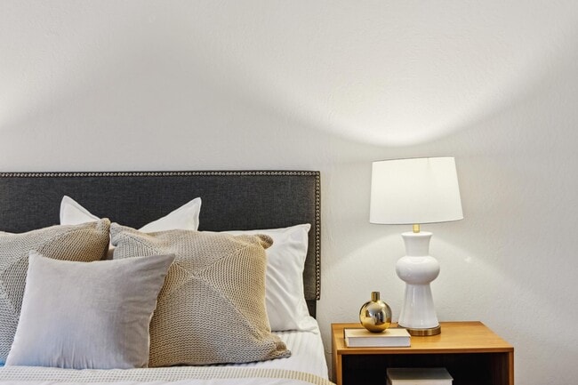 Building Photo - 1425 Lakeside Dr