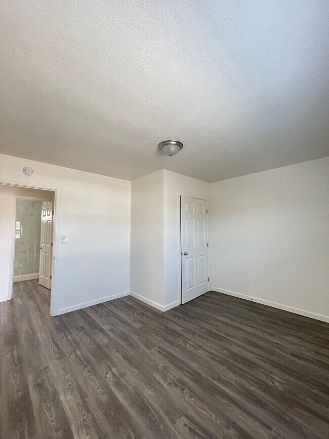 Building Photo - Large and Remodeled 2 Bedroom Unit!