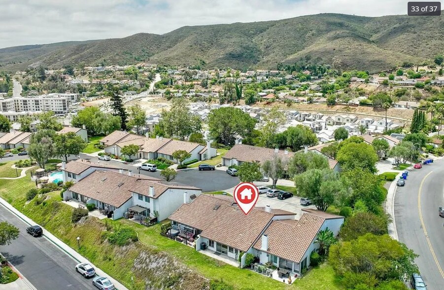 Three unit townhouses (unit for lease in center) - 14787 Caminito Orense Oeste