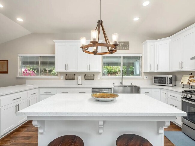Building Photo - Beautifully Updated North Fresno 3/3