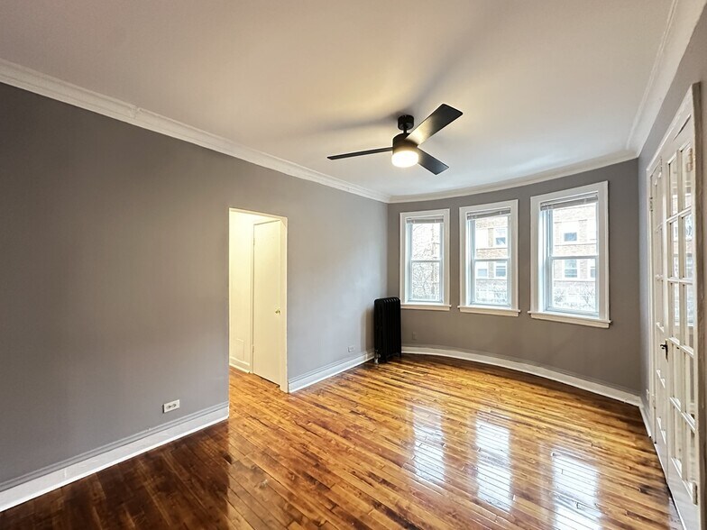 Building Photo - 5516 N Kenmore Ave