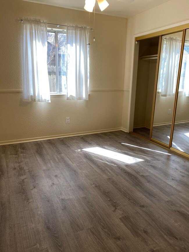 Building Photo - 3 Bedroom / 2 Bath Great Corner Lot in Travis District