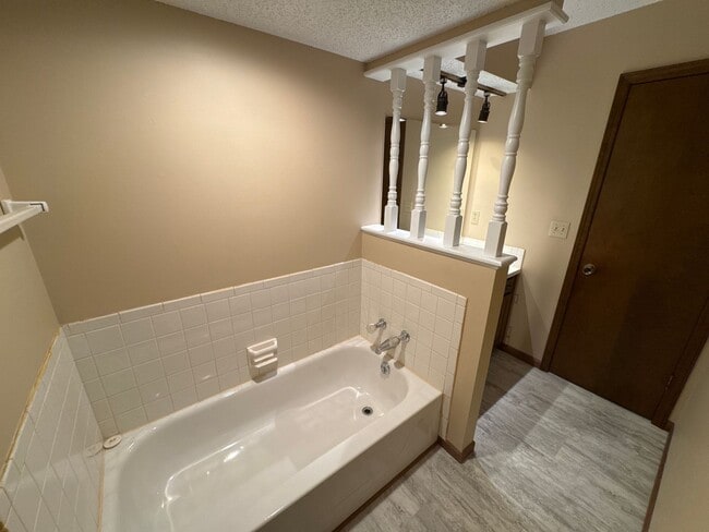 Building Photo - 3 Bedroom 2 Bath 2 Car Garage! Southeast! ...