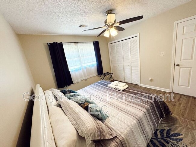 Building Photo - 62 Creek Side Dr