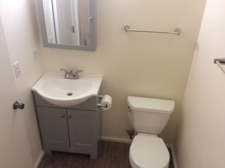 Bathroom - 1045 S Jasper St