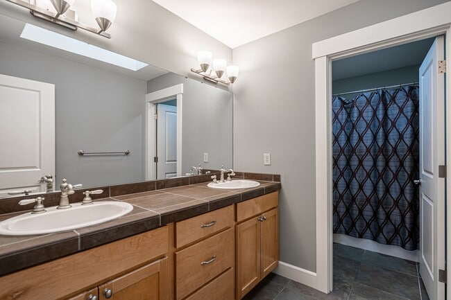 Building Photo - 3 Bedroom Townhome at The Vineyard