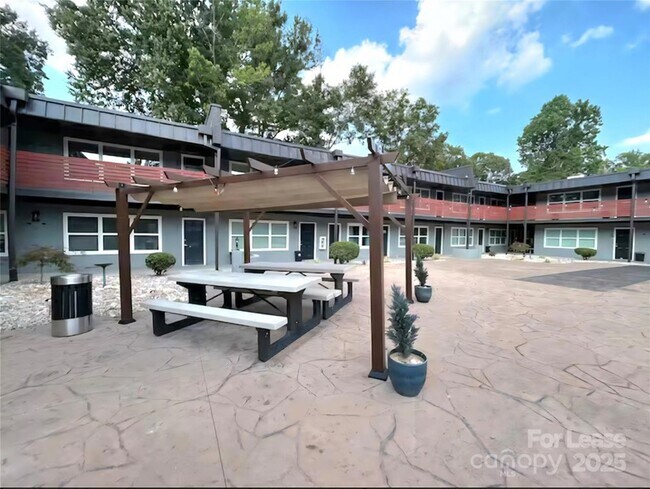 Building Photo - 2000 Patio Ct