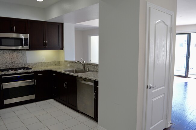 Building Photo - Beautiful 2/2 DOMA Little Italy Condo with...