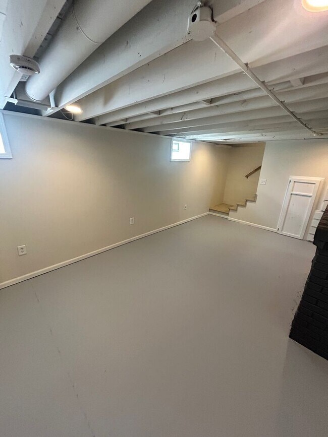 Building Photo - 1543 Gladstone Dr SE