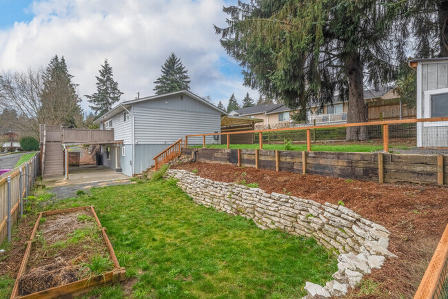 Building Photo - LARGE FOUR BEDROOM HOME WITH TWO KITCHENS