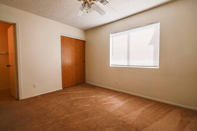 Building Photo - CUTE 2 BEDROOM CONDO!