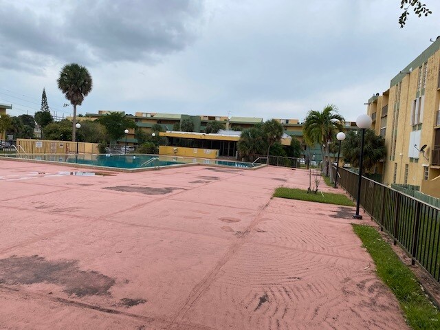 Building Photo - 210 Fontainebleau Blvd
