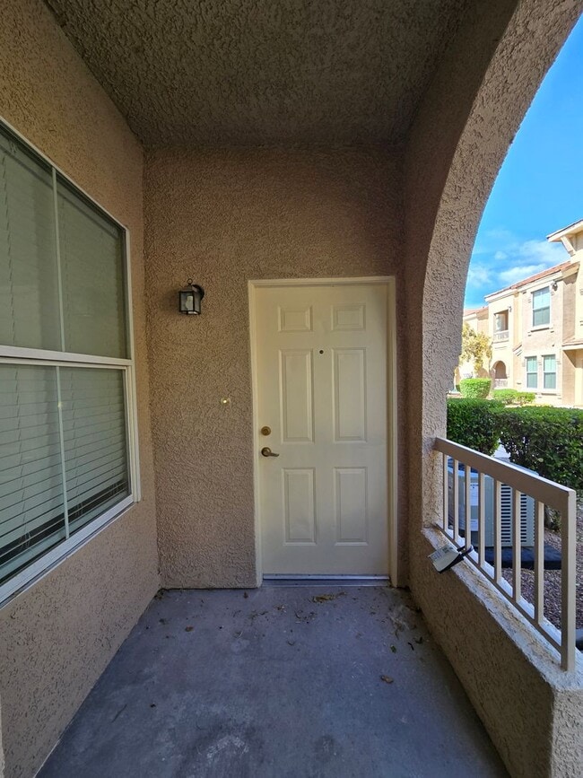 Building Photo - 1 bed, 1 bath condo with 2 car garage!!!