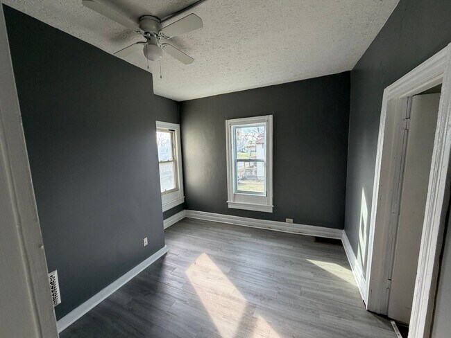 Building Photo - 316 W 10th St