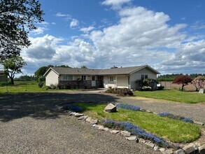Building Photo - Molalla Country Home