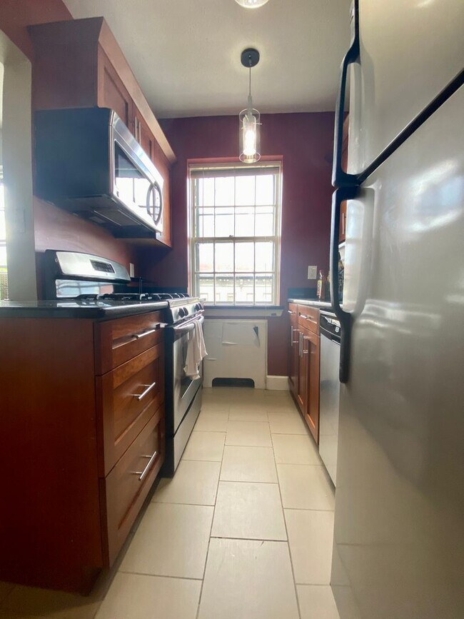 Building Photo - Coolidge Corner Area, In-Unit Washer and Dryer, Heat, Hot Water Included, Porch