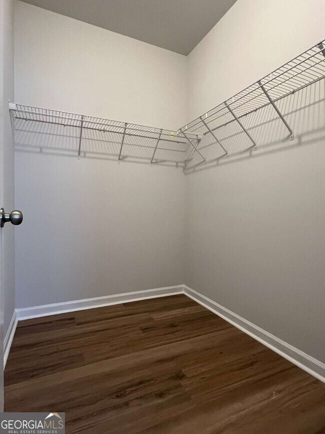 Building Photo - 370 Broadmoor Dr