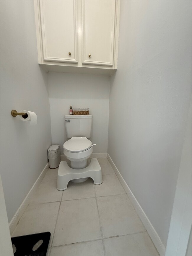 Building Photo - 1702 Tuam St