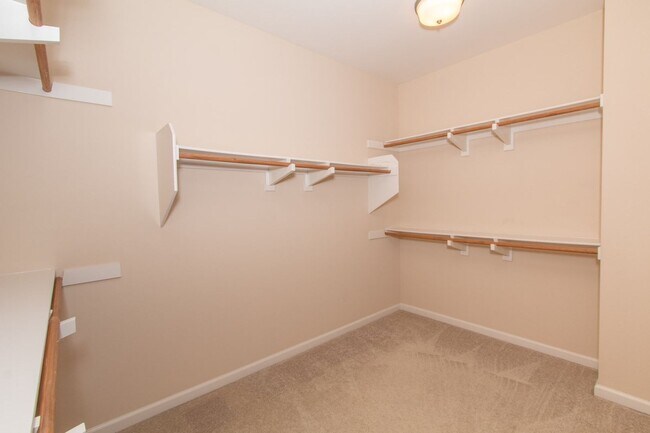 Building Photo - 4 Bed / 2.5 Bath Home with Premium Panoram...