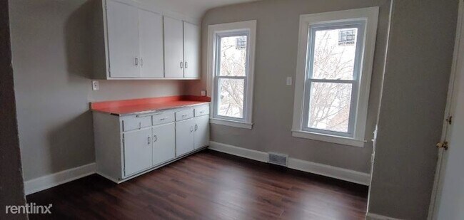 Building Photo - 3 br, 1 bath Apartment - 3374 N Richards St