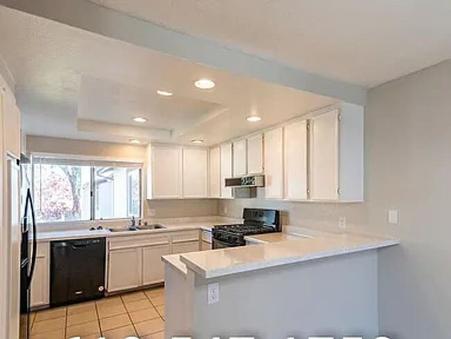 Building Photo - Spacious 3-Bed, 2-Bath upstairs Unit In a ...