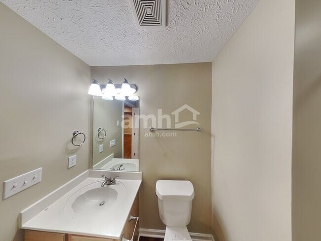 Building Photo - 7028 Oak Brook Terrace