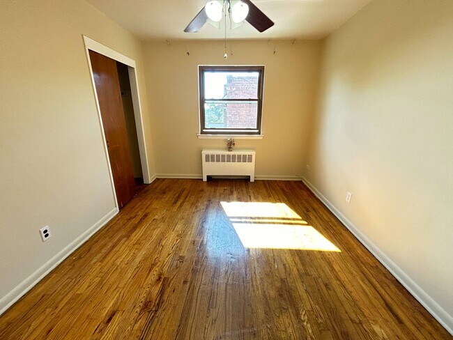 Building Photo - 3201 Seymour Ave