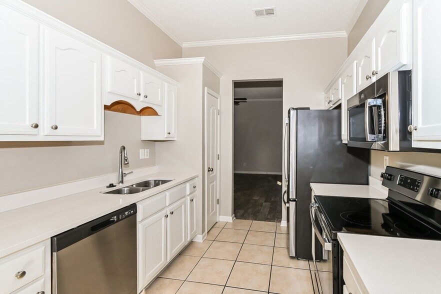 Building Photo - 7850 Fallstone Rd