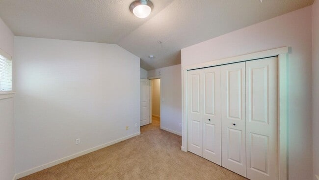 Building Photo - Beautiful Townhouse in Beaverton by Max Station!