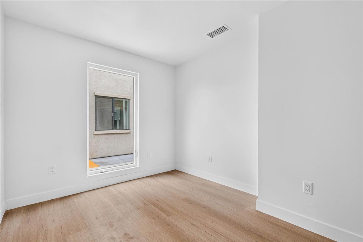 Building Photo - 270 E 11th St
