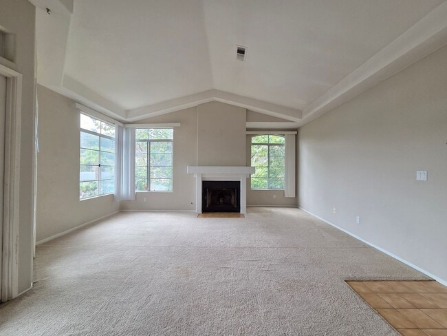 Building Photo - Adorable Rancho Del Oro Condo!