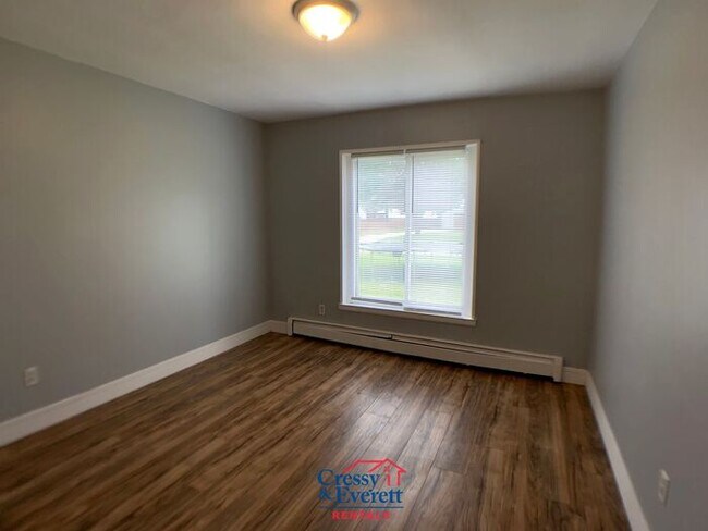 Building Photo - Cute 2 Bedroom Lower Unit