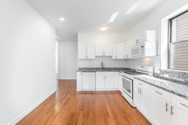 Building Photo - 914 W 19th Plz