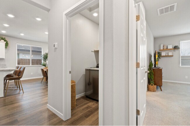 Building Photo - 1305 Swallowtail Dr