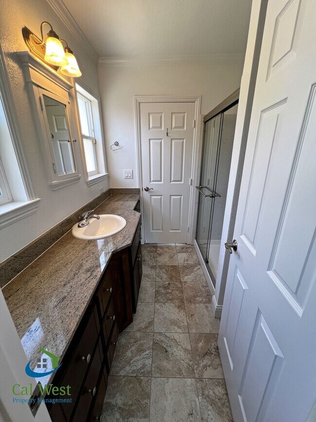 Building Photo - $4000 Beautiful Cottage Style 2 Bed 1 Bath...