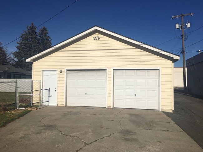 Building Photo - Cozy three bedroom home
