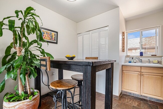 Building Photo - Updated 2 Bed | 1.5 Bath Upper Duplex Near...