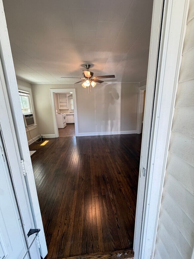 Building Photo - Cute Duplex 1 bed 1 bath unit, Close to Downtown Concord