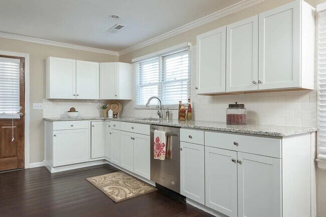 Building Photo - Cozy 2BR Home —1 minute from North Shore / Downtown